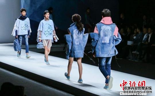 模特走秀展示著名服装设计师王陶的潮奢品牌。　钟欣 摄